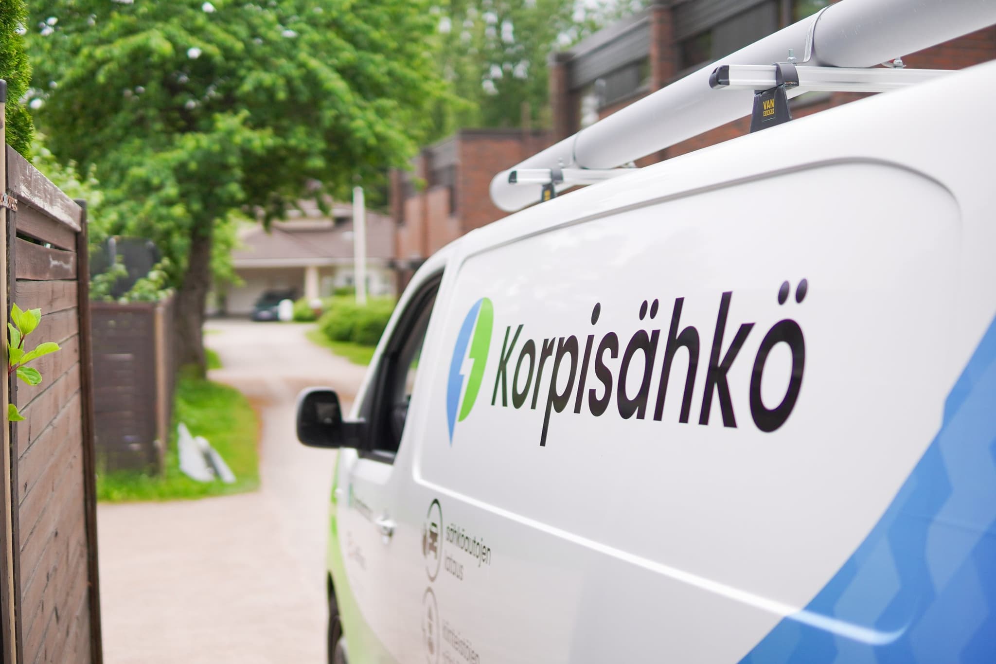 Korpisähkön huoltoauto