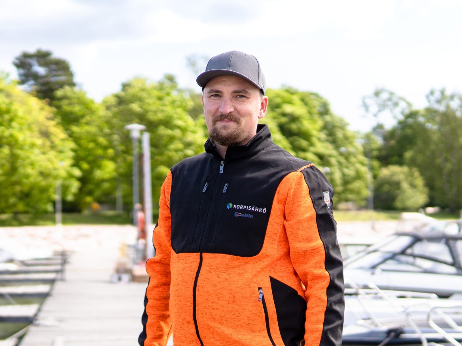 Korpisähkön työntekijä Korpisähkö-takissa venesatamassa