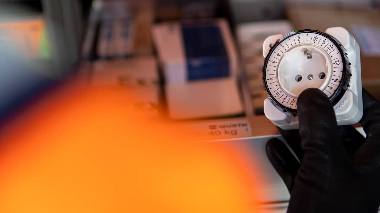 Miten pistorasia kytketään oikein?